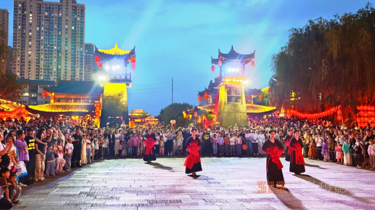 洛邑古城夜未央，漢服華彩映華光