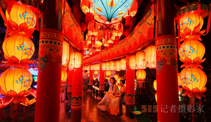 虹橋星瀑映汴梁，清明上河園夜場“燃爆”宋韻長卷