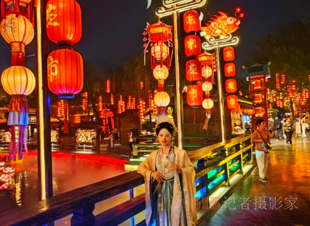 虹橋星瀑映汴梁，清明上河園夜場“燃爆”宋韻長卷