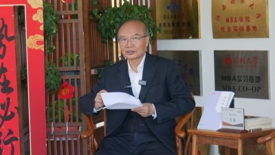 王謹(jǐn)在北大縱橫共話家國(guó)情懷，引領(lǐng)新聞文學(xué)時(shí)代新風(fēng)