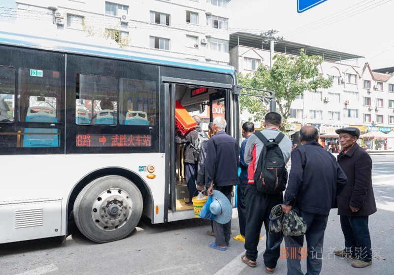 2025年4月17日，合川區(qū)三廟鎮(zhèn)，乘客們正在排隊(duì)搭乘川渝8路省際公交。記者羅斌 攝/視覺(jué)重慶