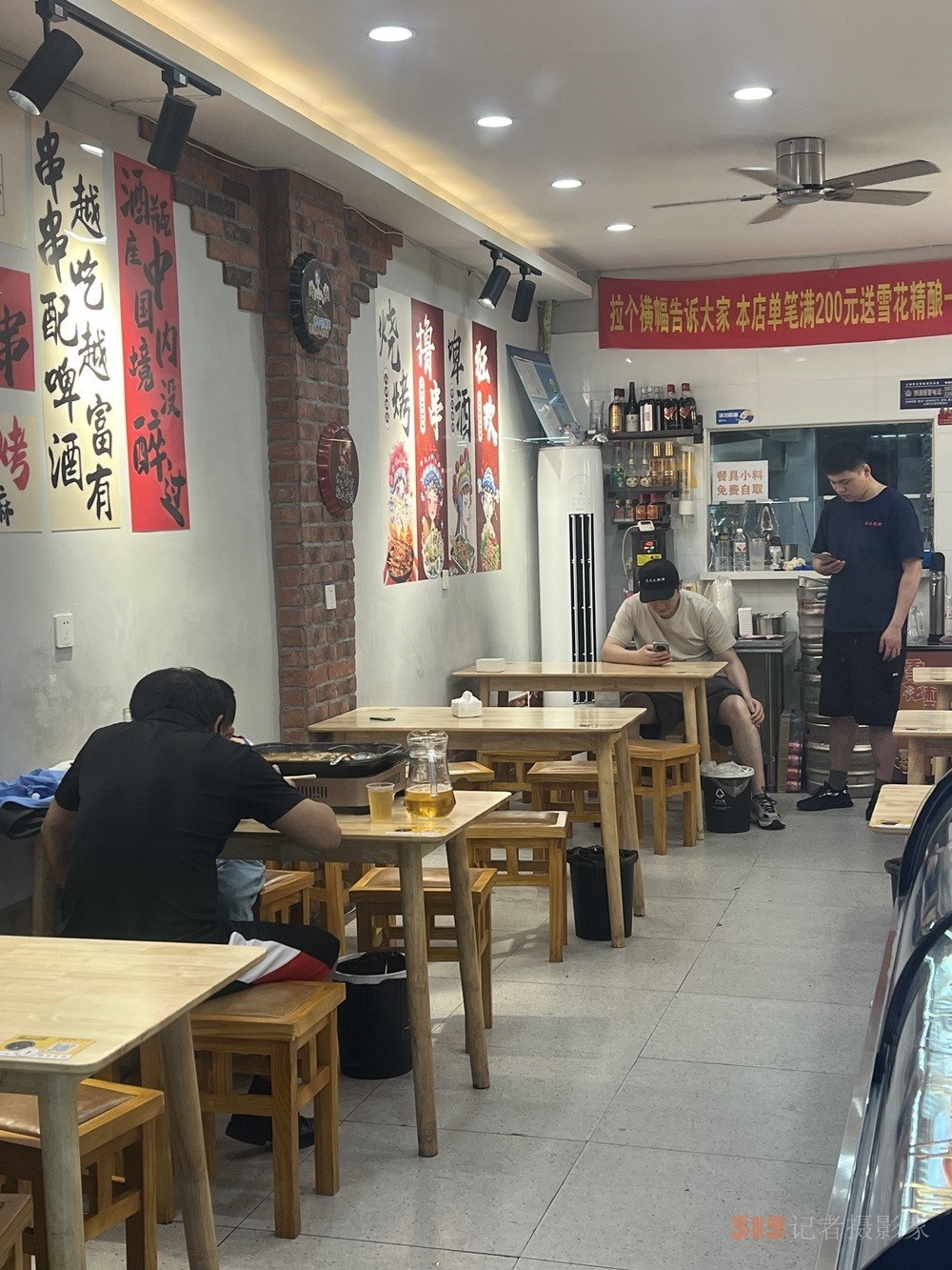 一家店面，兩班人馬：上海社區(qū)里的“拼店”生存術(shù)