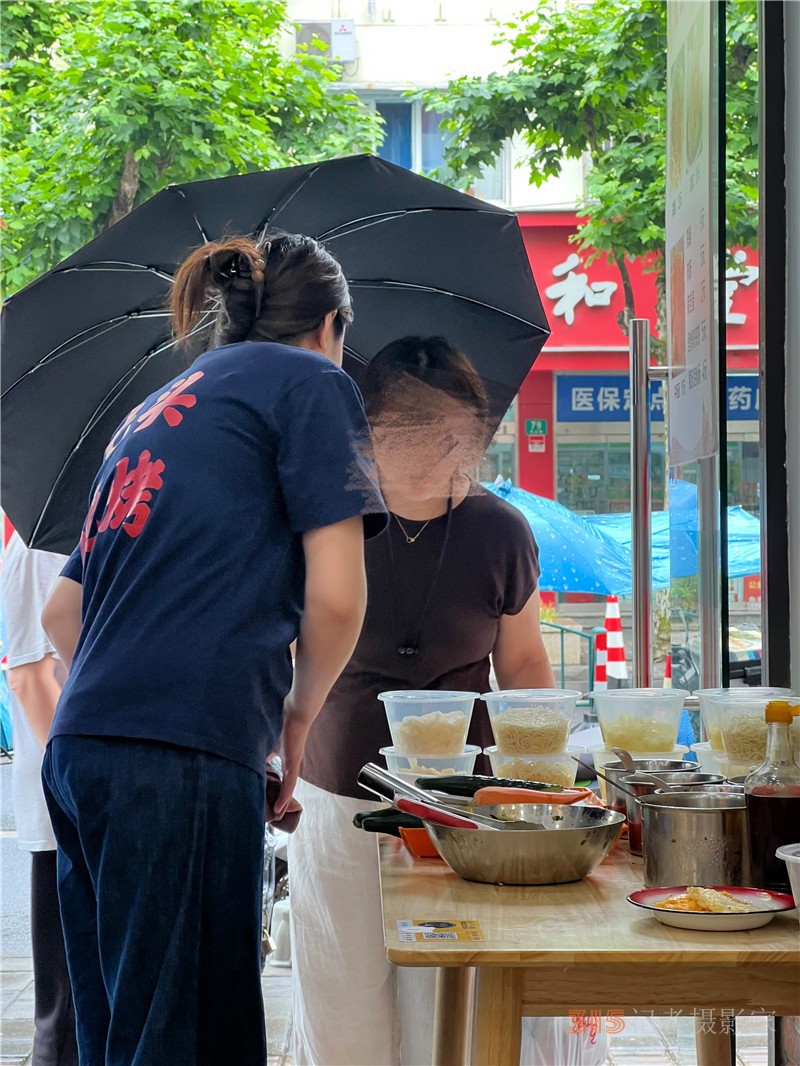 一家店面，兩班人馬：上海社區(qū)里的“拼店”生存術(shù)