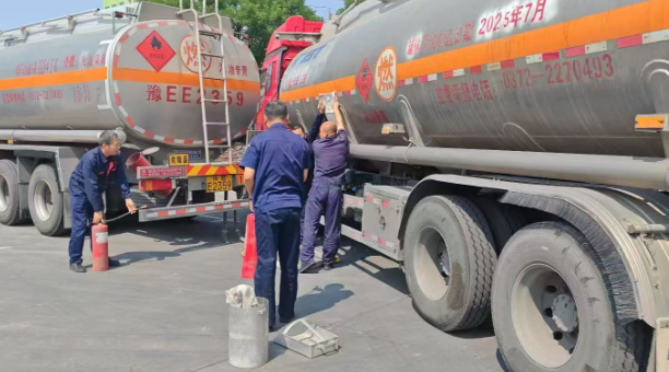中石化安陽(yáng)分公司物流組織承運(yùn)商油罐車(chē)碰撞罐體破裂跑油起火應(yīng)急演練