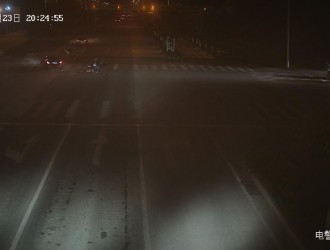 河北大廠：一奔馳車(chē)紅綠燈超速致兩名高中生殞命