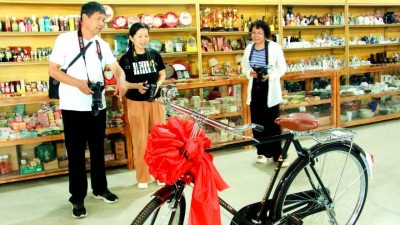 濱城區(qū)老年大學(xué)攝影班走進(jìn)老百貨商店