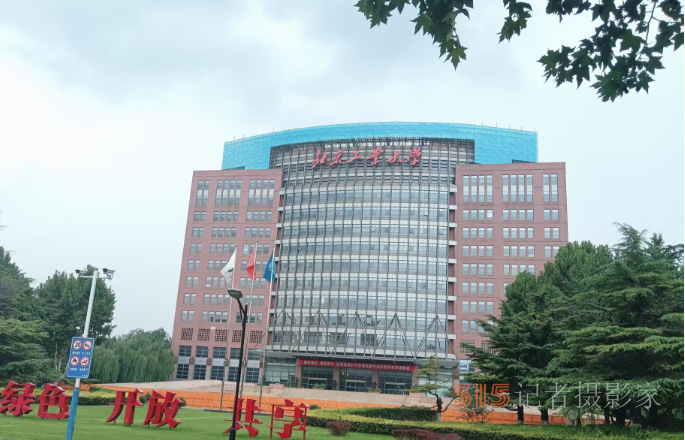 光影鑄魂，筆耕不輟 —— 王飛